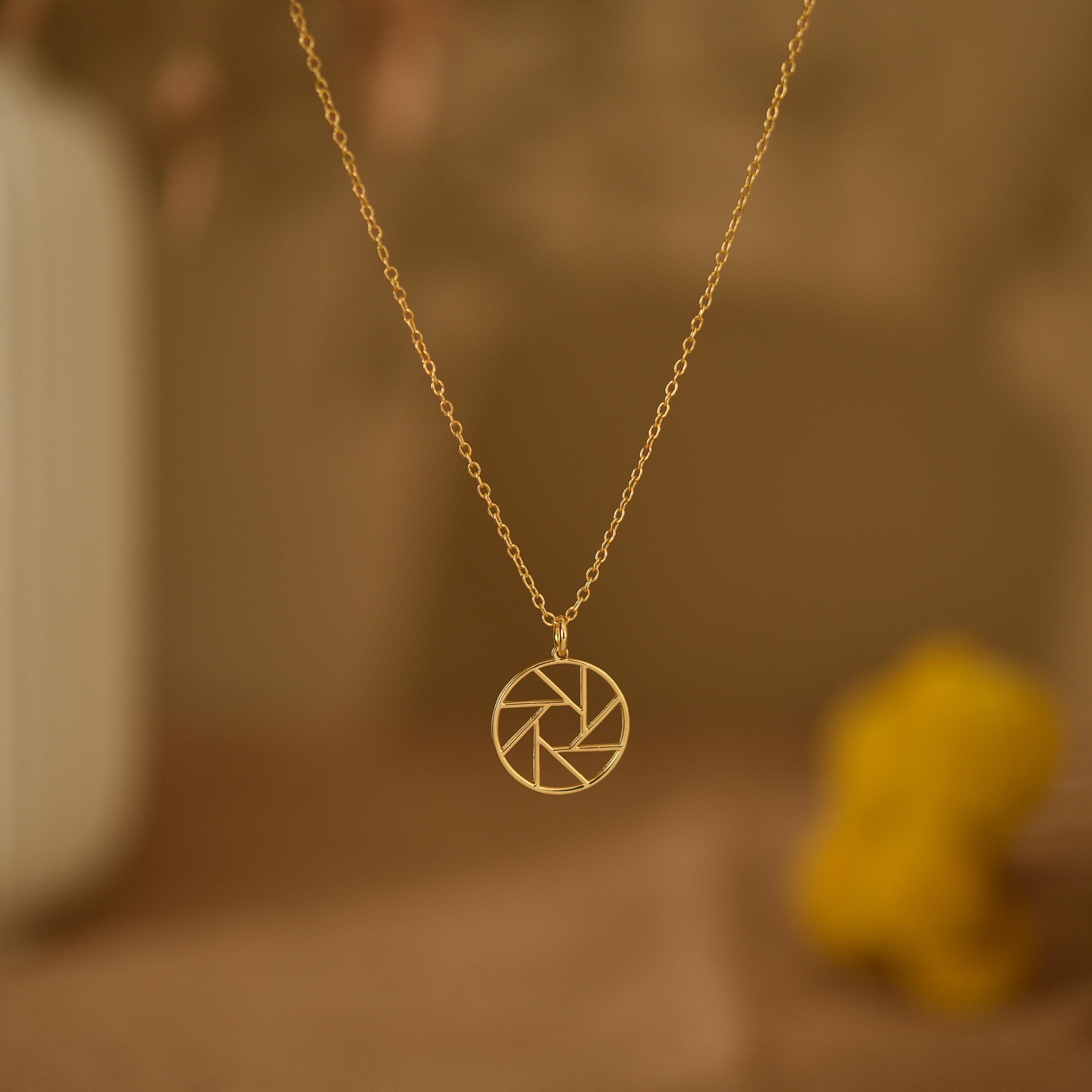 Camera Shutter Pendant, Camera Lens Necklace, Photographer Charm, Travel Necklace, Graduation Gift, Photographer Gift, GS0061