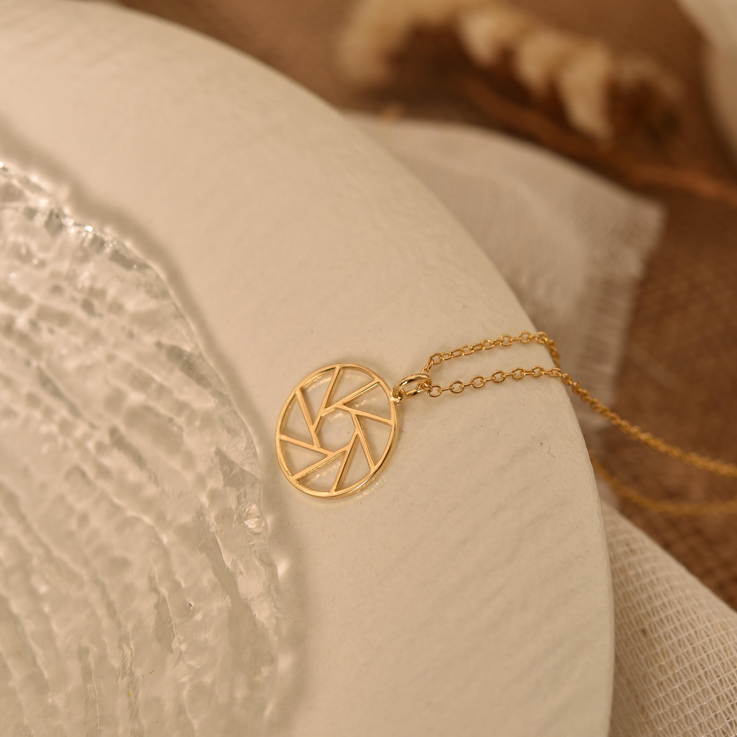 Camera Shutter Pendant, Camera Lens Necklace, Photographer Charm, Travel Necklace, Graduation Gift, Photographer Gift, GS0061