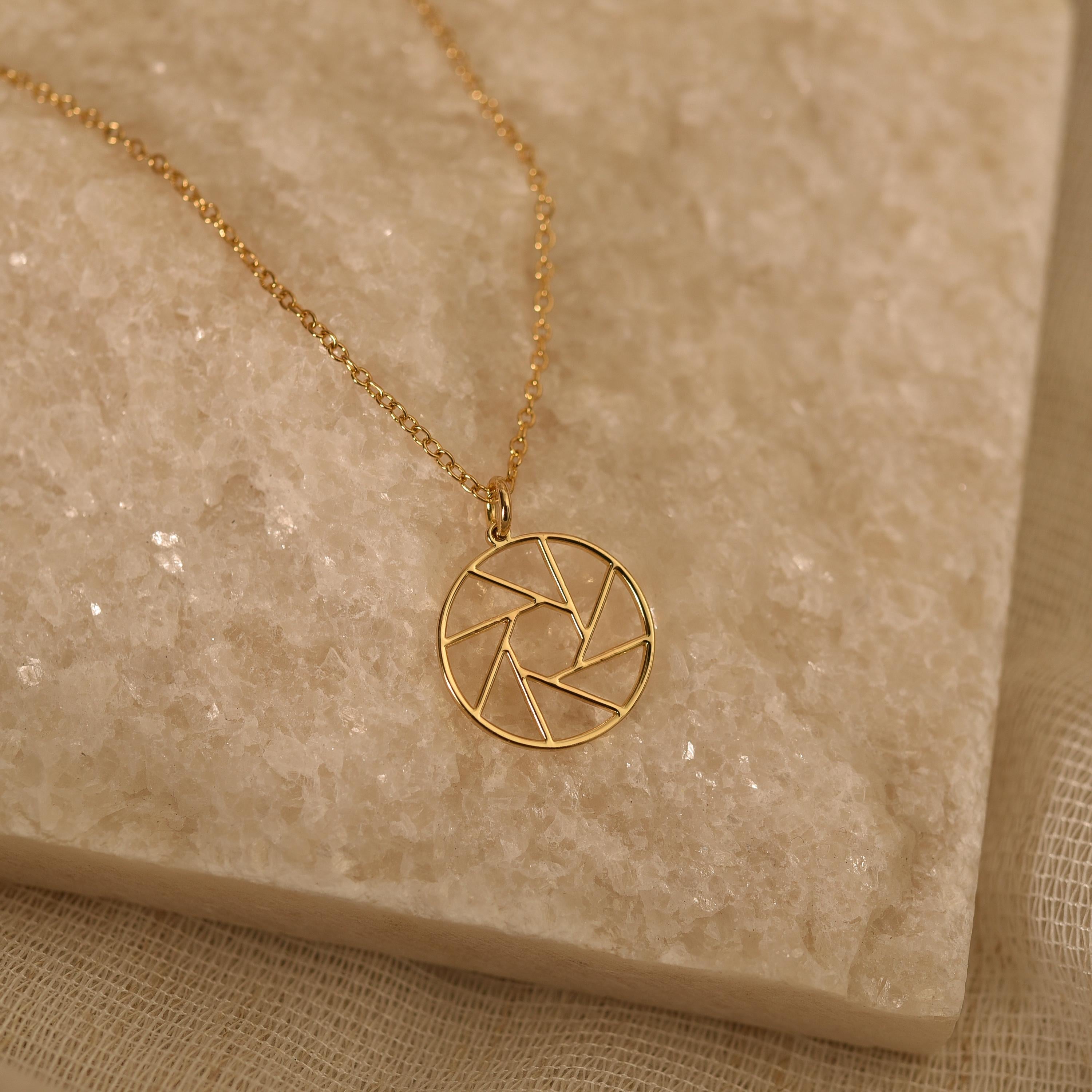 Camera Shutter Pendant, Camera Lens Necklace, Photographer Charm, Travel Necklace, Graduation Gift, Photographer Gift, GS0061