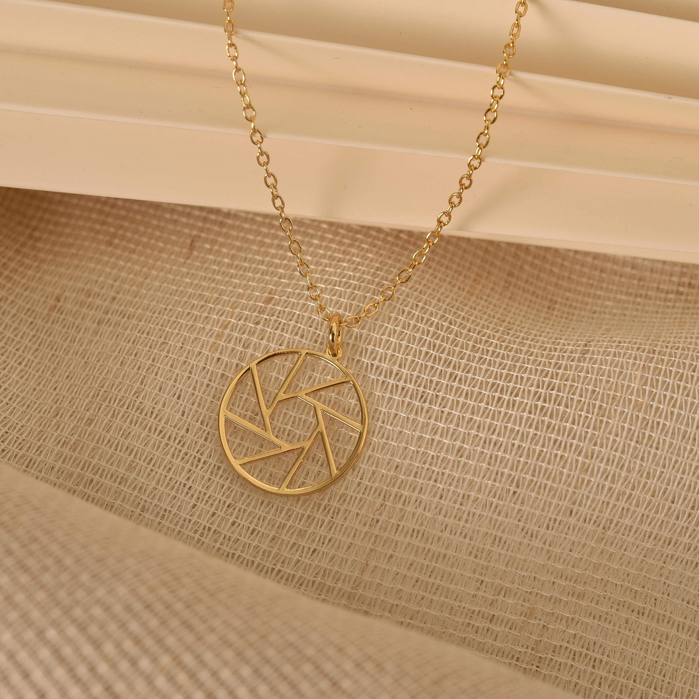 Camera Shutter Pendant, Camera Lens Necklace, Photographer Charm, Travel Necklace, Graduation Gift, Photographer Gift, GS0061